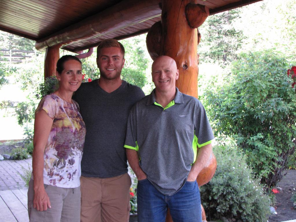 Hitching Post Resort Kelowna Buitenkant foto
