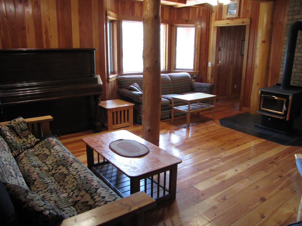 Hitching Post Resort Kelowna Buitenkant foto